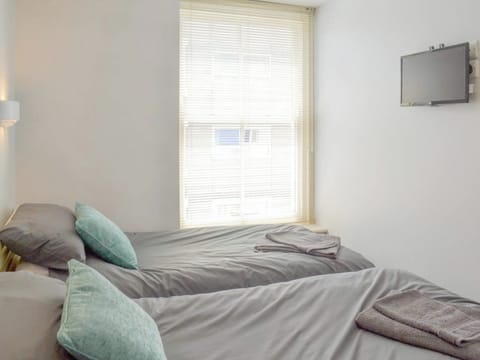 Twin bedroom | Anchor’s Away, Filey