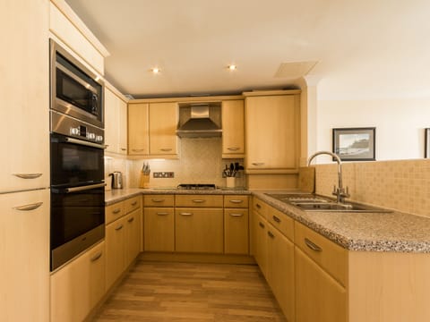 Well appointed kitchen area | 13 Great Cliff - Great Cliff, Dawlish
