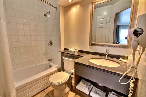 Classic Room, 1 Queen Bed | Bathroom | Free toiletries, hair dryer, towels