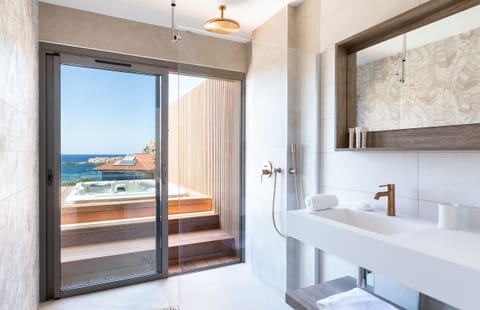 Panoramic Suite (Libecciu) | Bathroom | Shower, rainfall showerhead, hair dryer, towels