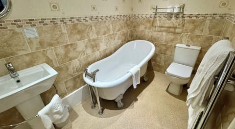 Superior Double Room | Bathroom | Towels