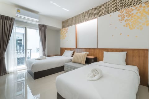 Superior Twin Room, 2 Twin Beds, Pool View | Minibar, in-room safe, desk, free WiFi