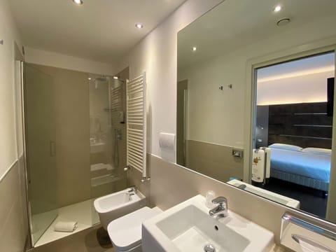 Business Single Room | Bathroom | Shower, hair dryer, towels