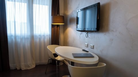 Comfort Room | Minibar, in-room safe, desk, soundproofing