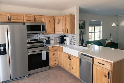 Stocked kitchen, bar seating, breakfast nook, pots/pans, Keurig, french press