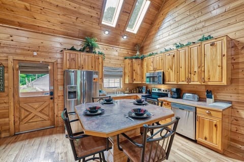 Luxury Lookout's kitchen and dining area