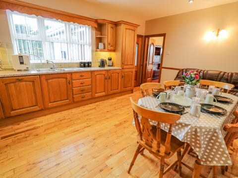 Cottage | Private kitchen | Fridge, dishwasher, electric kettle, toaster