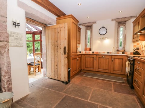 Cottage | Private kitchen | Fridge, dishwasher, electric kettle, toaster