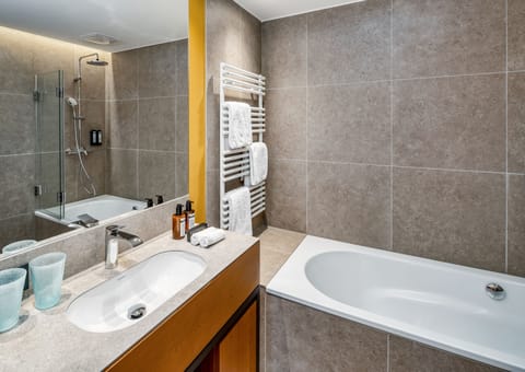 Exclusive Suite | Bathroom | Shower, free toiletries, hair dryer, bathrobes