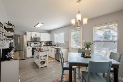 Kitchen & breakfast cove