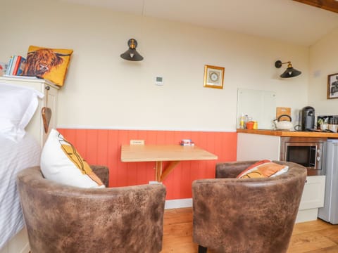 Cottage | 1 bedroom, individually decorated, individually furnished