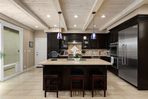 Fully stocked kitchen (toaster, blender, pots & pans, utensils, instapot, etc)