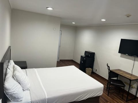 Basic Single Room | Free WiFi, bed sheets