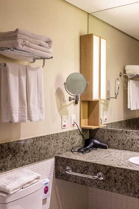 Superior Feminino | Bathroom | Shower, rainfall showerhead, free toiletries, hair dryer