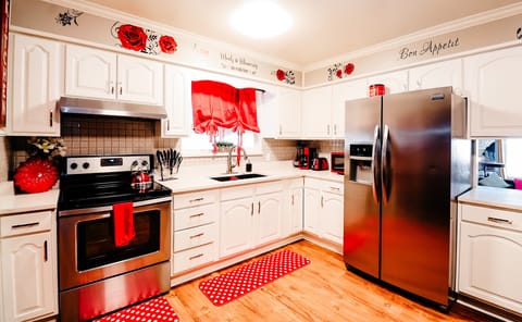 Modern Charm: A Bright and Welcoming Kitchen Accented with Vibrant Red Curtains and Mat ๐ฝ๏ธ๐ด