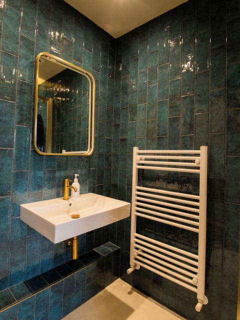 Superior Double Room | Bathroom | Shower, hair dryer, towels