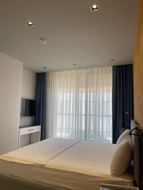 Standard Room | Premium bedding, free minibar items, in-room safe, desk