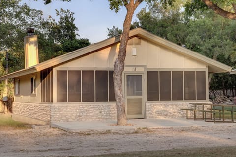 Cabin 14. Screened porch, concrete patio with picnic table & BBQ grill