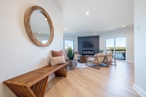 Large entry to welcome  you to your Lake Hamilton vacation! Clean & comfortable.