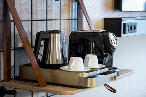 Premium Room, 1 Queen Bed | Desk, laptop workspace, blackout drapes, soundproofing