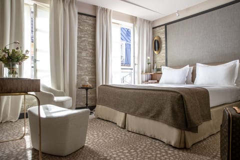 Deluxe Club | Premium bedding, free minibar, in-room safe, desk