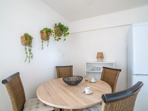 Mirror, Tap, Plumbing Fixture, Bathroom Sink, Sink, Property, White, Bathroom, Plant