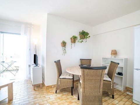 Mirror, Tap, Plumbing Fixture, Bathroom Sink, Sink, Property, White, Bathroom, Plant