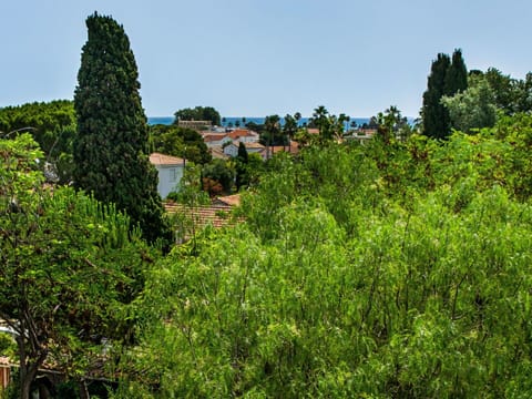 Sky, Building, Green, Plant, Natural Landscape, Tree, Shrub, Grass, House, Landscape