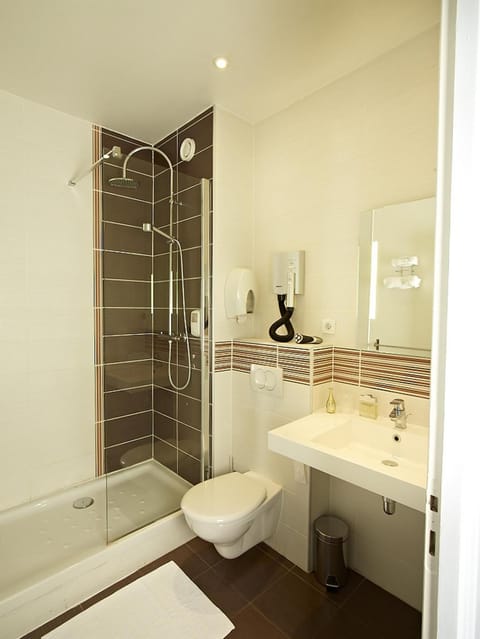 Combined shower/tub, free toiletries, hair dryer, towels