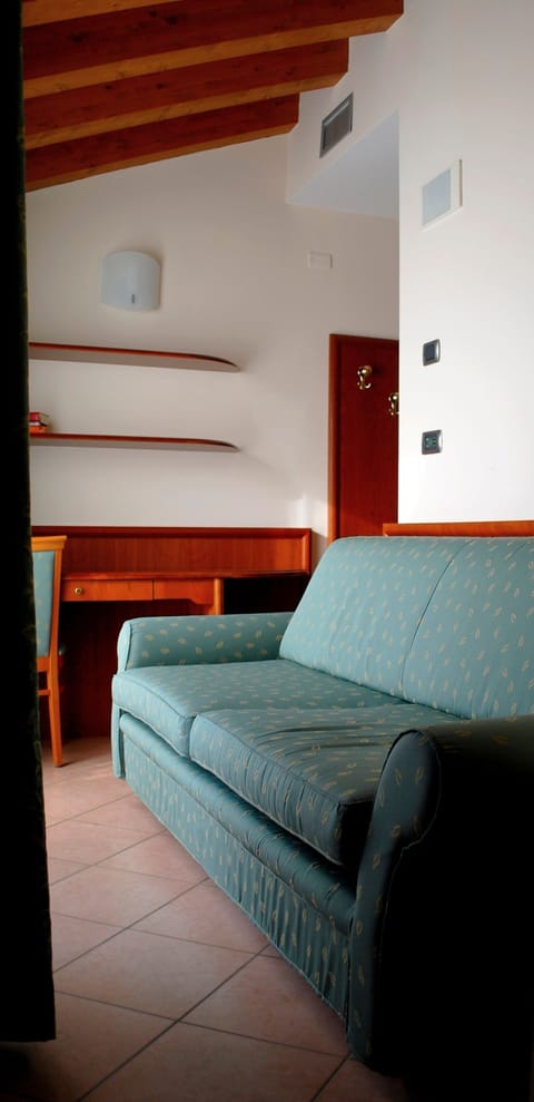 Deluxe Suite | In-room safe, desk, laptop workspace, blackout drapes