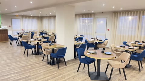 Breakfast, lunch, dinner served; French cuisine 