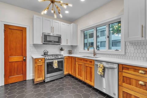 Brand New Kitchen!, Modern design, Premium appliances. Fully Stocked