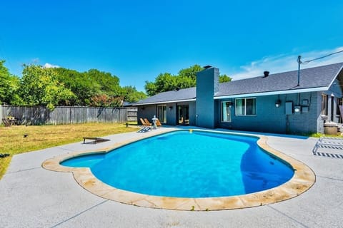 Our perfect swimming pool offers a large deck, perfect for relaxing and unwinding. It has everything you need to enjoy your day in the sun and swim in comfort. Relax on the comfy lounger or stretch out on our beach towel.