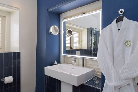 Superior Junior Suite with Bathtub | Bathroom | Free toiletries, hair dryer, bathrobes, towels