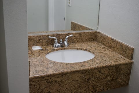 Deluxe Single Room | Bathroom | Combined shower/tub, towels, soap, shampoo