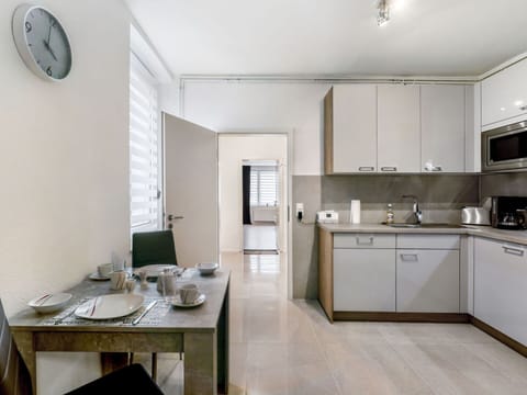 Sink, Kitchen Sink, Cabinetry, Property, Furniture, Tap, Countertop, Kitchen Stove, Wood, Table