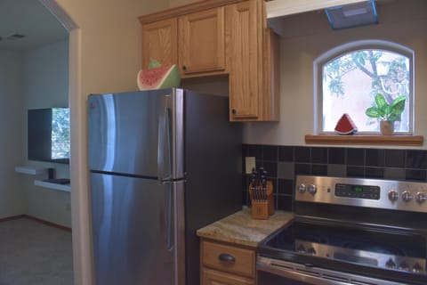 Full Kitchen, ice maker.