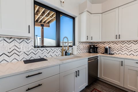 Perfect for making dinner or serving take out!