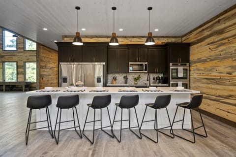 This spacious kitchen makes cooking and clean-up a breeze!