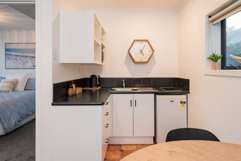 Apartment (Seabreeze) | Private kitchen | Mini-fridge, microwave, stovetop, electric kettle