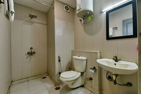 Deluxe Room | Bathroom | Shower, rainfall showerhead, free toiletries, towels