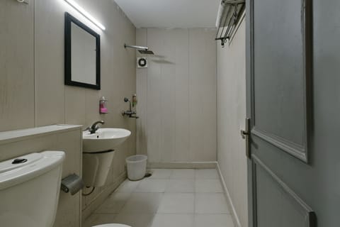 Deluxe Room | Bathroom | Shower, rainfall showerhead, free toiletries, towels