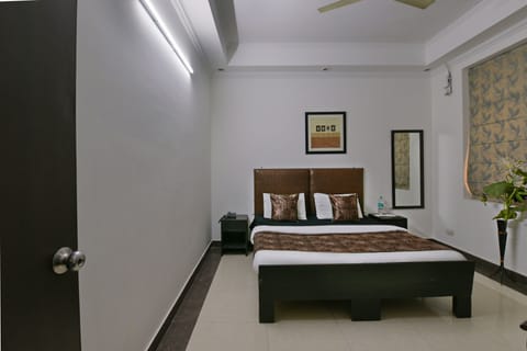 Deluxe Room | Egyptian cotton sheets, premium bedding, Select Comfort beds, desk