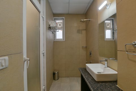 Deluxe Room | Bathroom | Shower, rainfall showerhead, free toiletries, towels