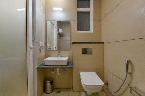 Executive Double Room | Bathroom | Shower, rainfall showerhead, free toiletries, towels