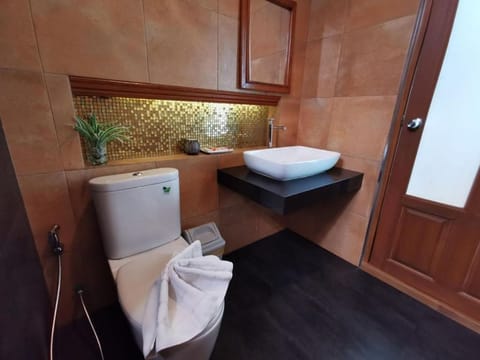 Double Room | Bathroom | Shower, free toiletries, hair dryer, towels