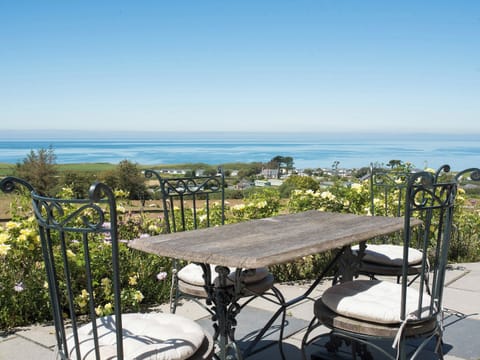 Decking | Ty Gan y Mor - Morfa Nefyn Holiday Cottages, Nefyn, Llyn Peninsula