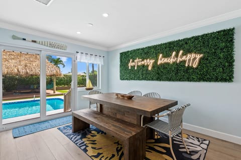 "Don't worry beach happy" is this house's motto! Awesome neon sign for photos :)