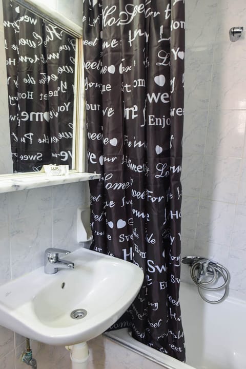 Triple Room | Bathroom | Free toiletries, hair dryer, towels