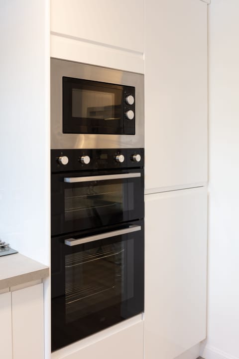 Signature Apartment | Private kitchen | Full-size fridge, microwave, oven, stovetop